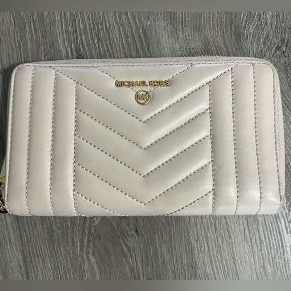 Michael Kors Pale Pink Quilted Wallet - Picture 1 of 9